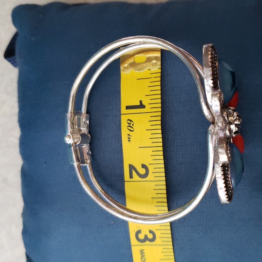 Simply Beautiful Butterfly bracelet - Picture 4 of 8